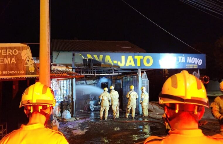 Incêndio atinge residência no Gama e destrói carro e cômodo com materiais de limpeza