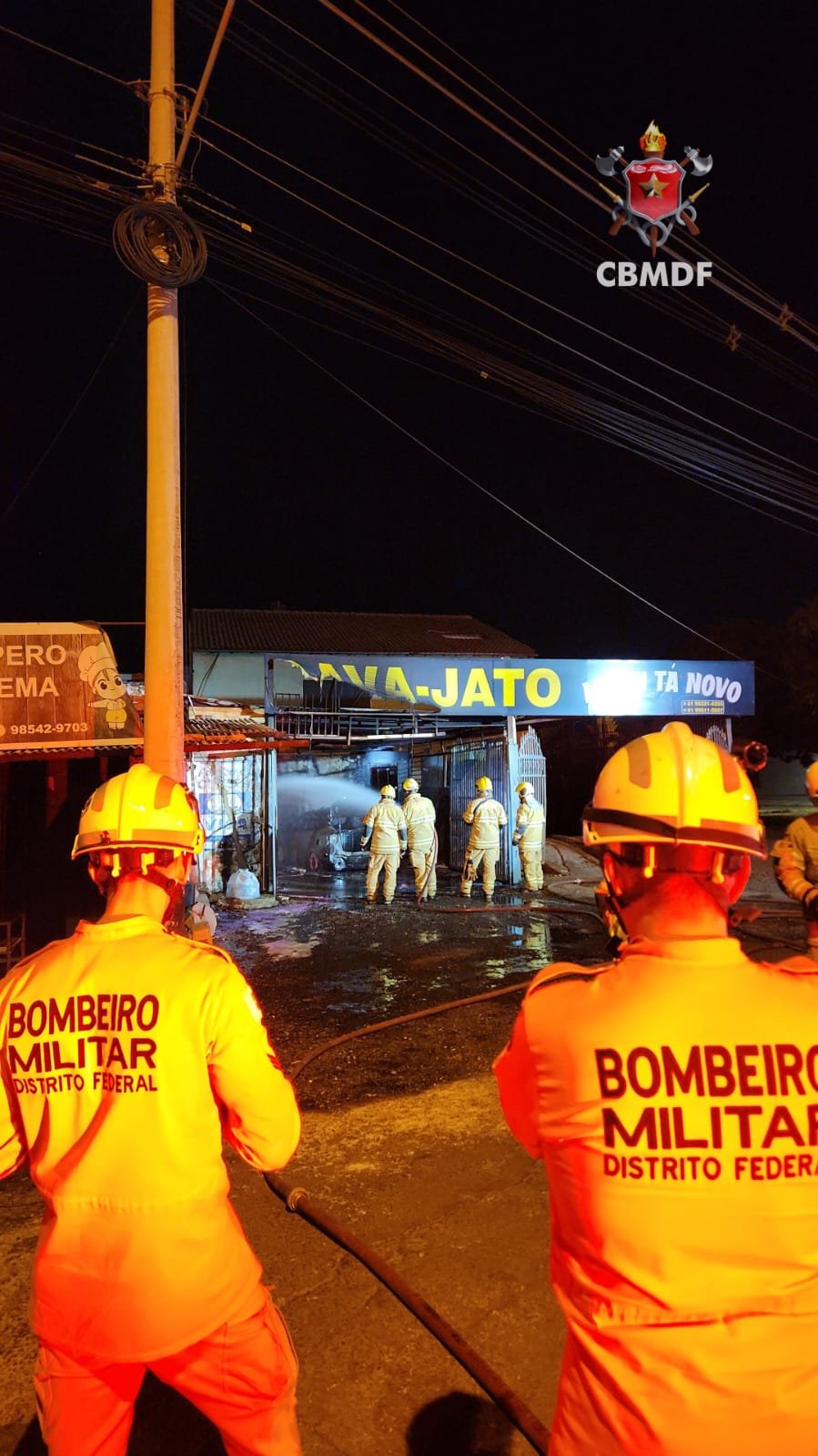 Incêndio atinge residência no Gama e destrói carro e cômodo com materiais de limpeza Incêndio atinge residência no Gama e destrói carro e cômodo com materiais de limpeza