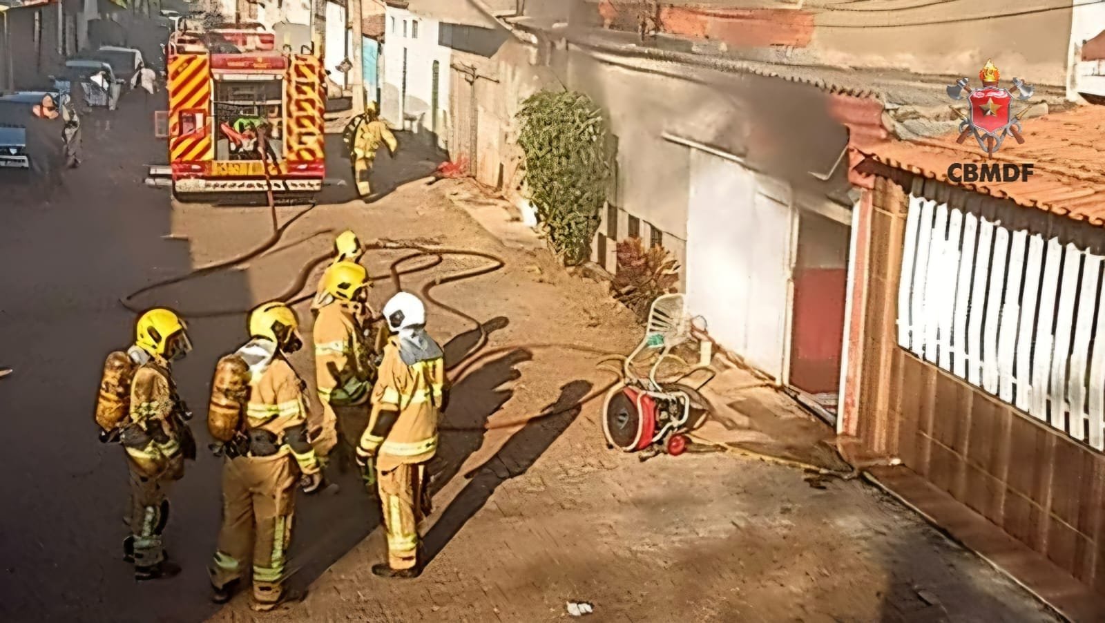 Incêndio em residência mobiliza bombeiros e assusta moradores em Planaltina Incêndio em residência mobiliza bombeiros e assusta moradores em Planaltina