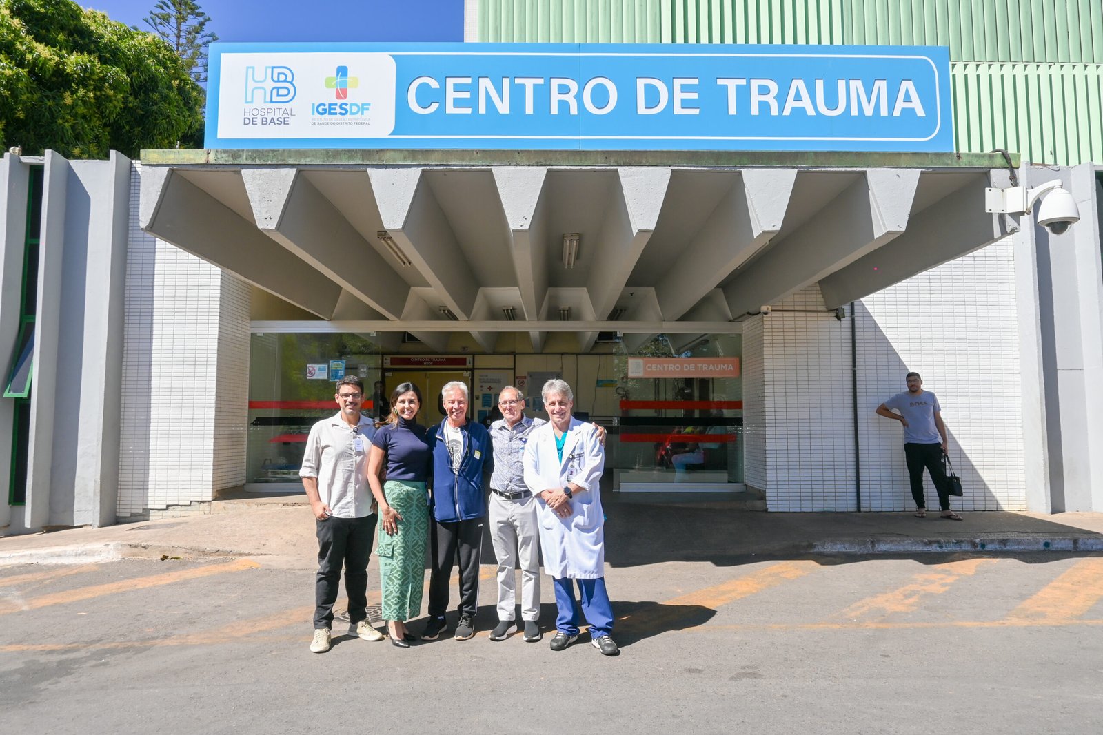 Médico finlandês visita Hospital de Base e elogia qualidade do serviço de trauma