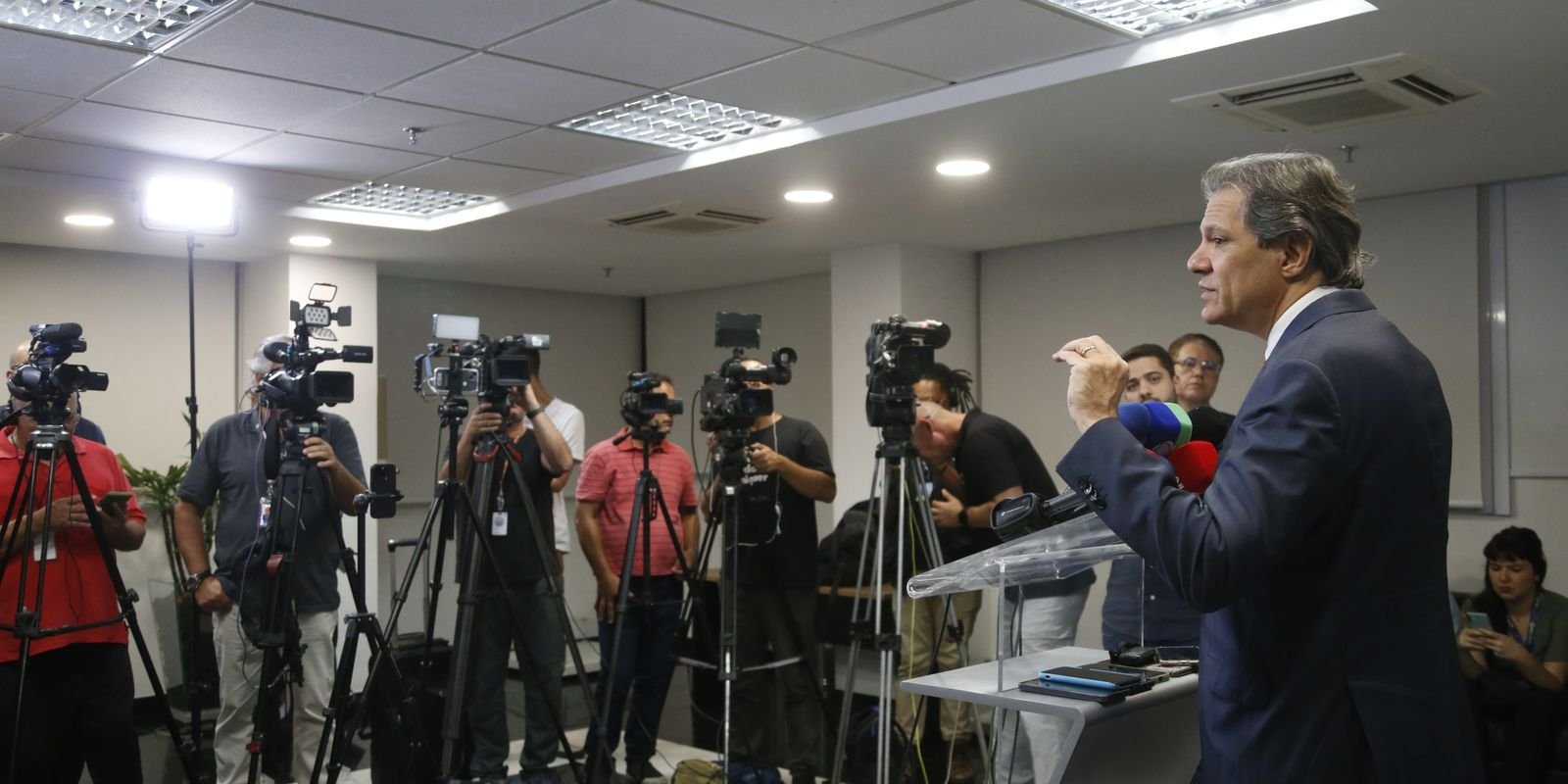 Tesouro dos EUA procura Haddad para agendar reunião sobre tarifaço Tesouro dos EUA procura Haddad para agendar reunião sobre tarifaço