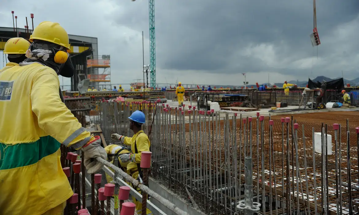 Alta dos juros freia construção civil, mas DF ainda registra saldo positivo de empregos no setor