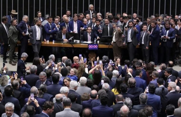 Após obstrução de Plenário, Hugo Motta abre sessão e pede respeito