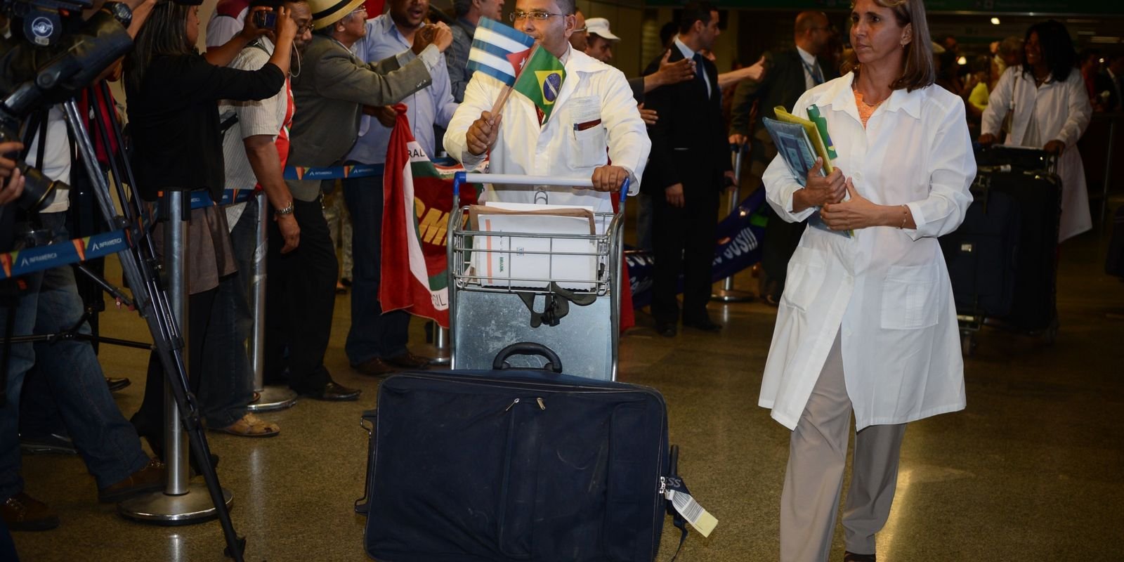 Associação de médicos cubanos repudia ação dos EUA contra Mais Médicos Associação de médicos cubanos repudia ação dos EUA contra Mais Médicos