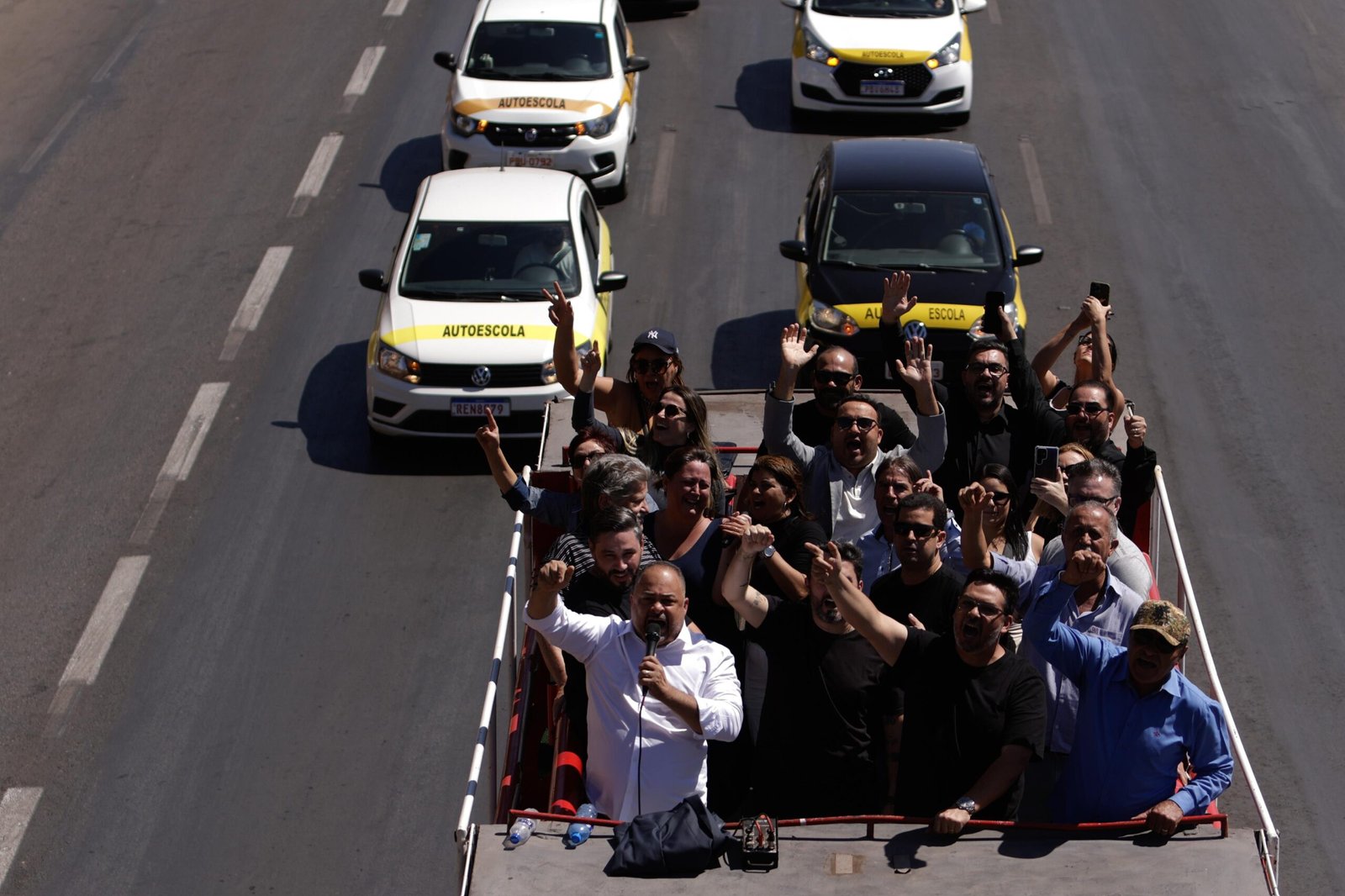 Autoescolas realizam carreata em Brasília Autoescolas realizam carreata em Brasília