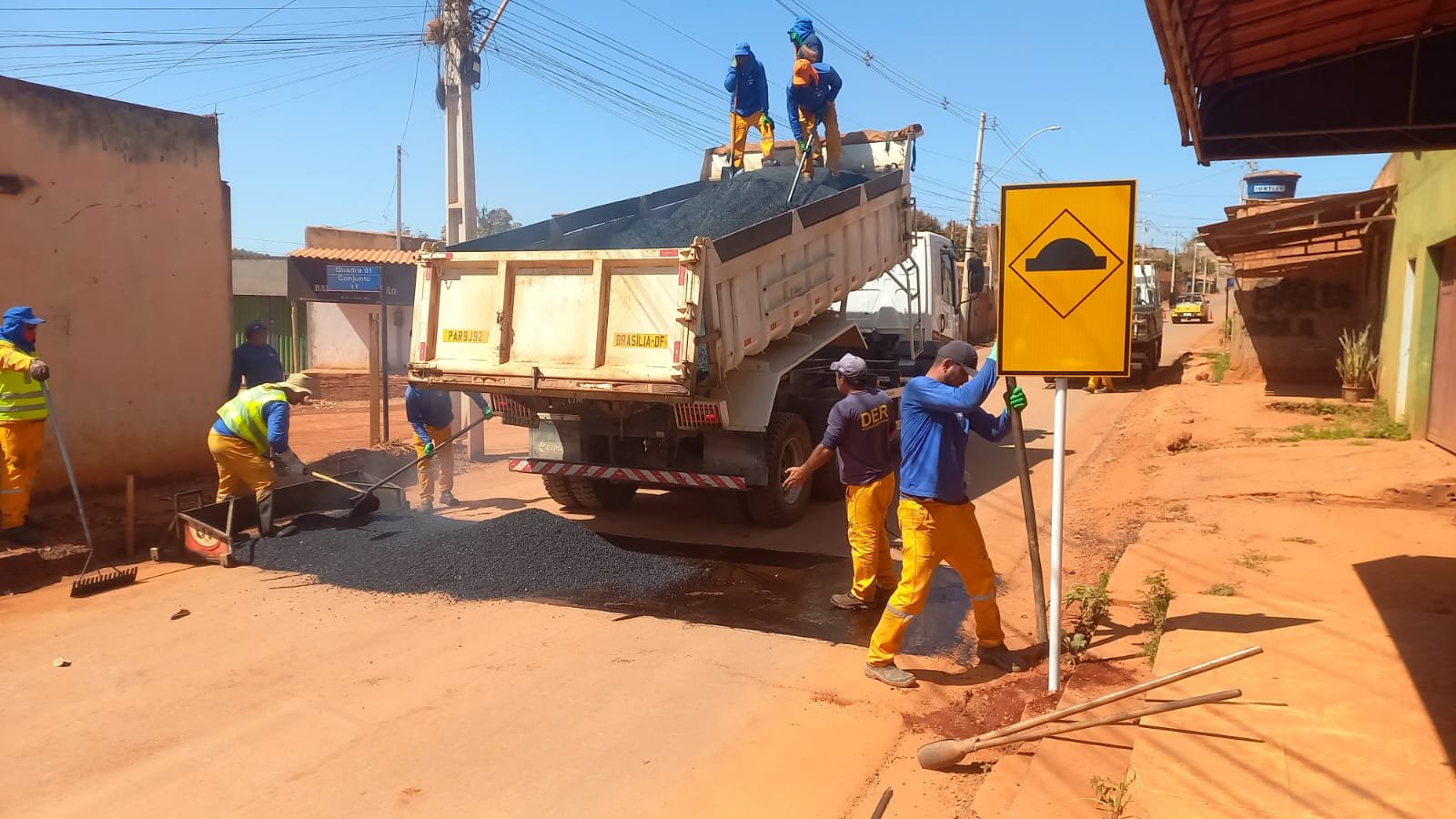 Avenida Comercial do Morro da Cruz, em São Sebastião, ganha quebra-molas e sinalização Avenida Comercial do Morro da Cruz, em São Sebastião, ganha quebra-molas e sinalização