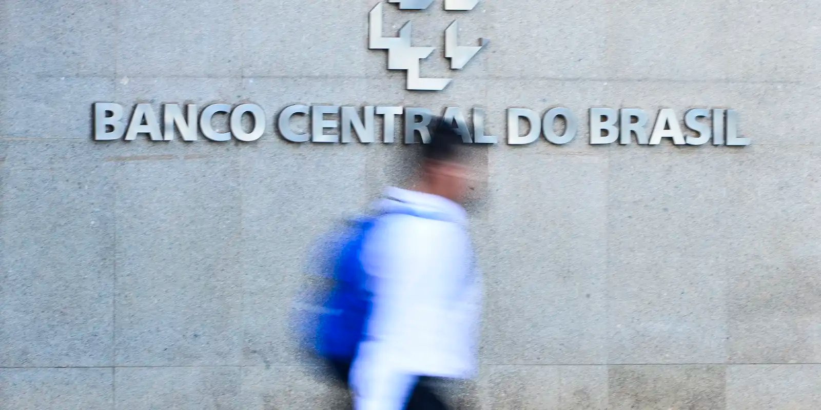 BC acompanha tarifaço e vê juro alto por tempo “bastante prolongado” BC acompanha tarifaço e vê juro alto por tempo “bastante prolongado”