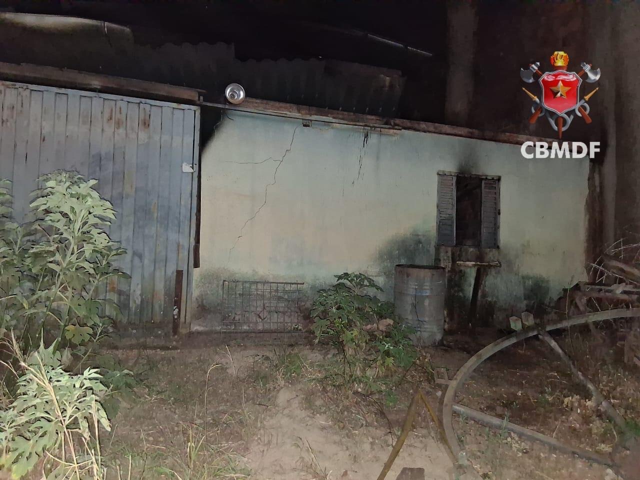 CBMDF combate incêndio em galpão comercial no Paranoá CBMDF combate incêndio em galpão comercial no Paranoá