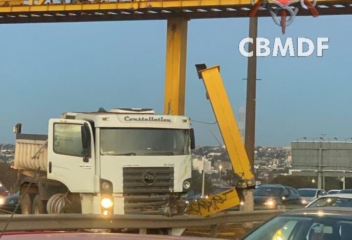 CBMDF é acionado após caminhão colidir com passarela na Estrutural
