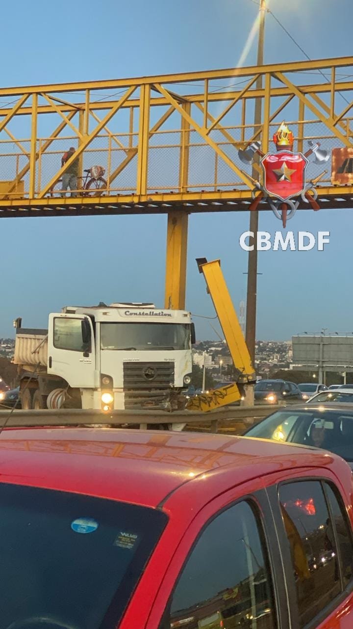 CBMDF é acionado após caminhão colidir com passarela na Estrutural CBMDF é acionado após caminhão colidir com passarela na Estrutural