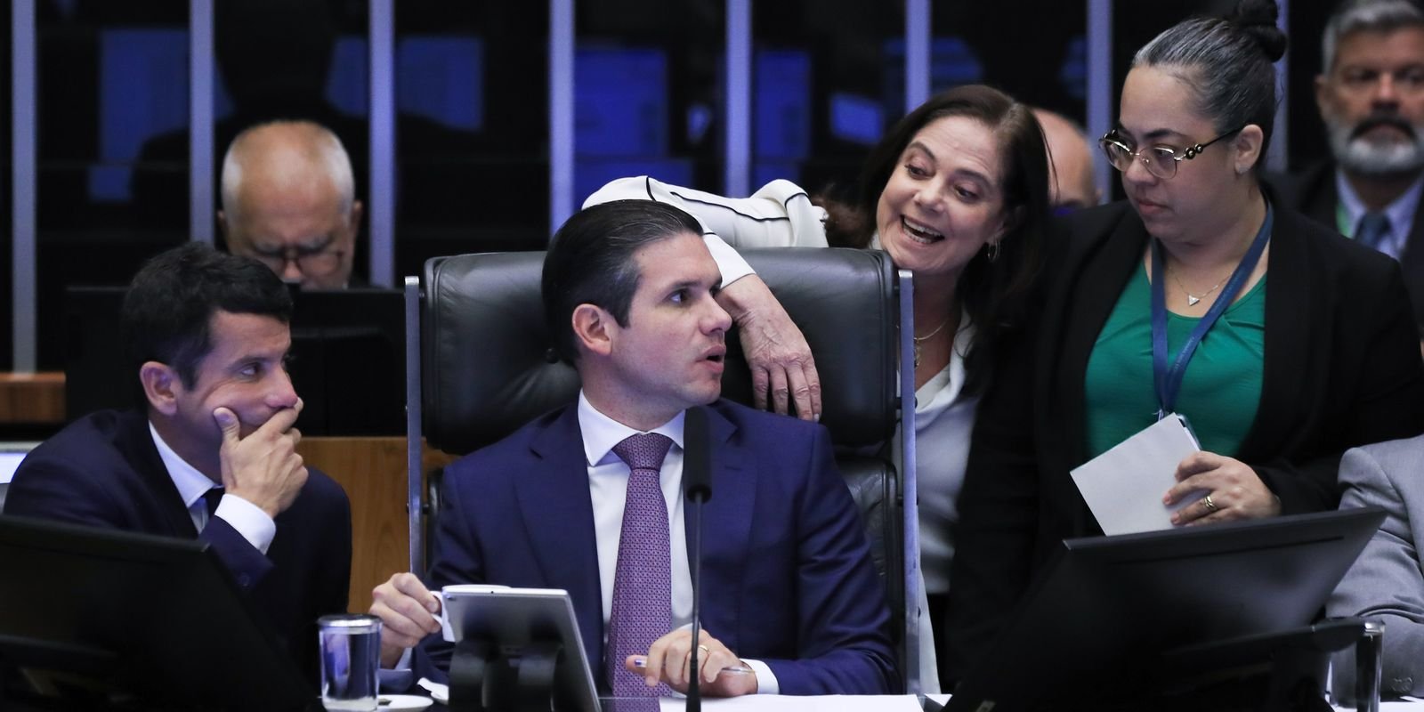 Câmara aprova urgência para isenção do IR de quem ganha até R$ 5 mil Câmara aprova urgência para isenção do IR de quem ganha até R$ 5 mil