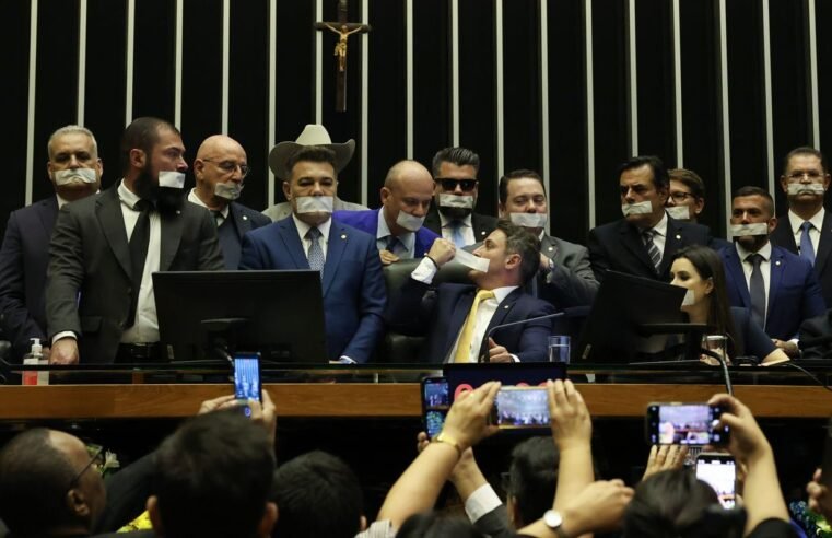 Câmara: base do governo chama ocupação do plenário de “chantagem”