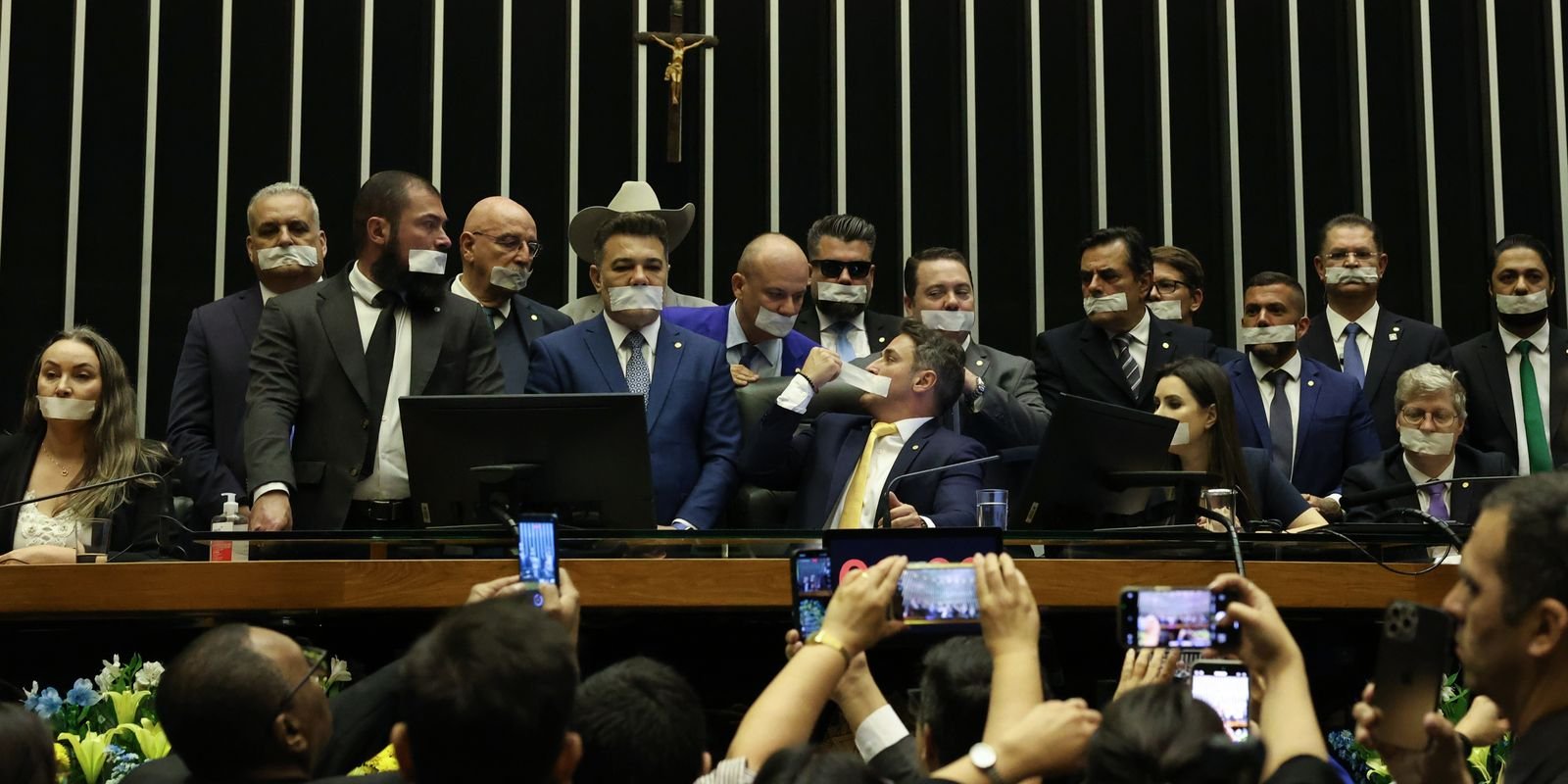 Câmara: base do governo chama ocupação do plenário de “chantagem” Câmara: base do governo chama ocupação do plenário de “chantagem”