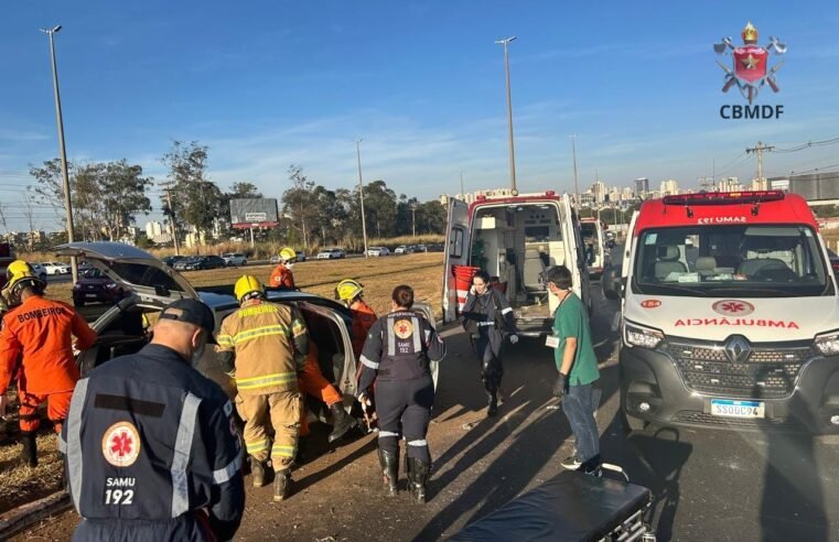 Carro colide com poste e deixa jovem presa às ferragens em Taguatinga