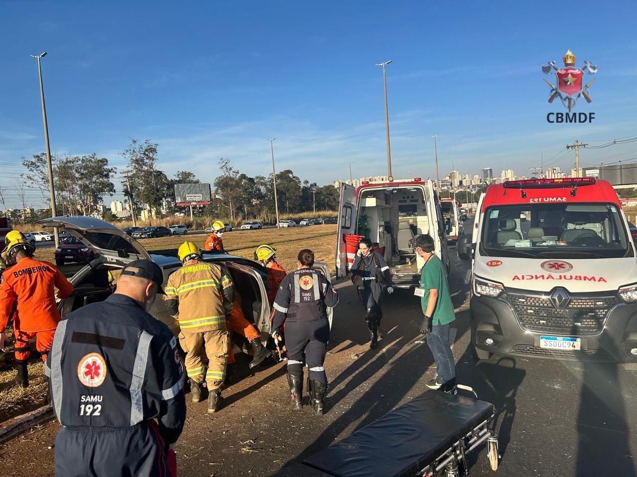 Carro colide com poste e deixa jovem presa às ferragens em Taguatinga Carro colide com poste e deixa jovem presa às ferragens em Taguatinga