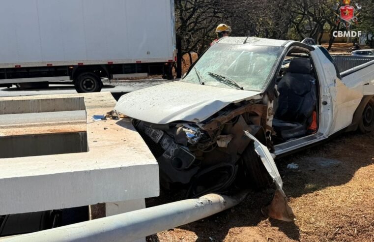 Carro colide com poste no Eixão Sul e deixa motorista ferido