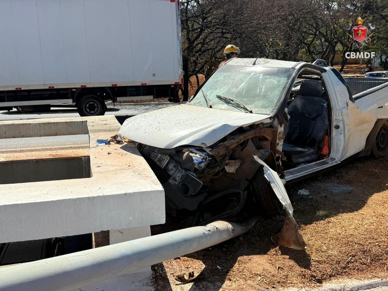 Carro colide com poste no Eixão Sul e deixa motorista ferido