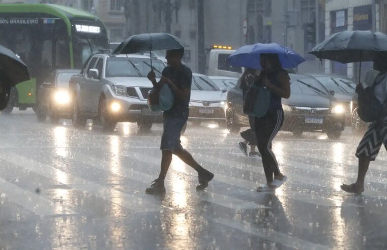 Chuvas causam alagamentos e transtornos na Baixada Santista