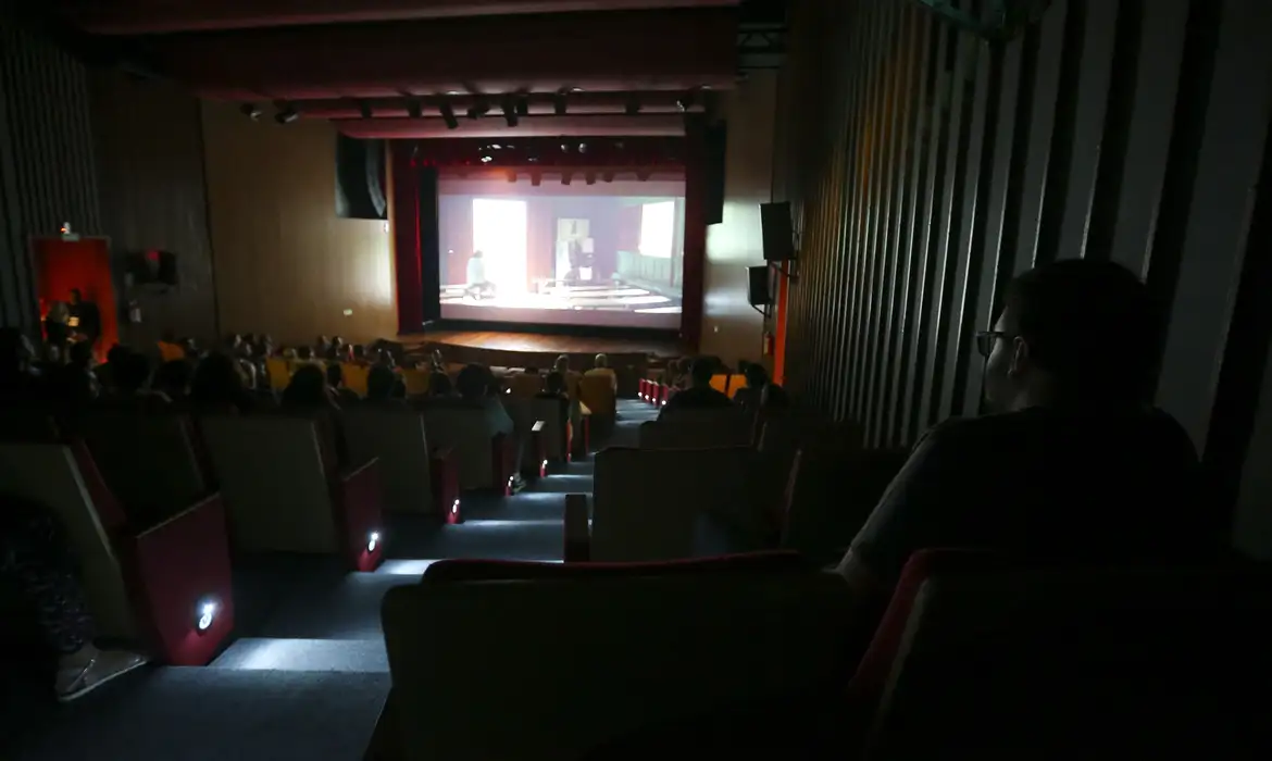 Cinemas do DF poderão exibir vídeos contra a violência à mulher Cinemas do DF poderão exibir vídeos contra a violência à mulher