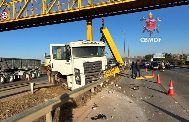 Colisão de caminhão em passarela causa trânsito intenso na Estrutural e na EPTG