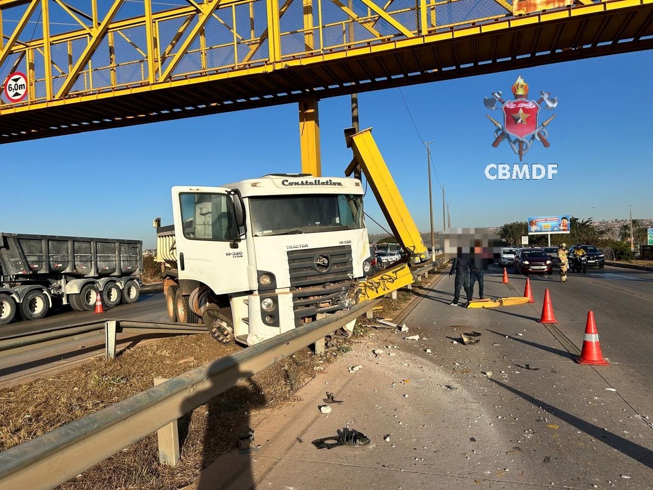 Colisão de caminhão em passarela causa trânsito intenso na Estrutural e na EPTG Colisão de caminhão em passarela causa trânsito intenso na Estrutural e na EPTG