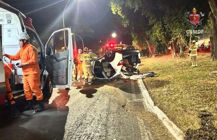 Colisão entre dois veículos e capotamento deixa uma pessoa ferida na Asa Norte