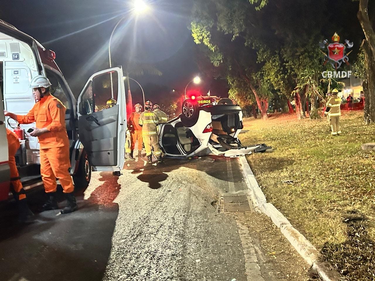 Colisão entre dois veículos e capotamento deixa uma pessoa ferida na Asa Norte Colisão entre dois veículos e capotamento deixa uma pessoa ferida na Asa Norte