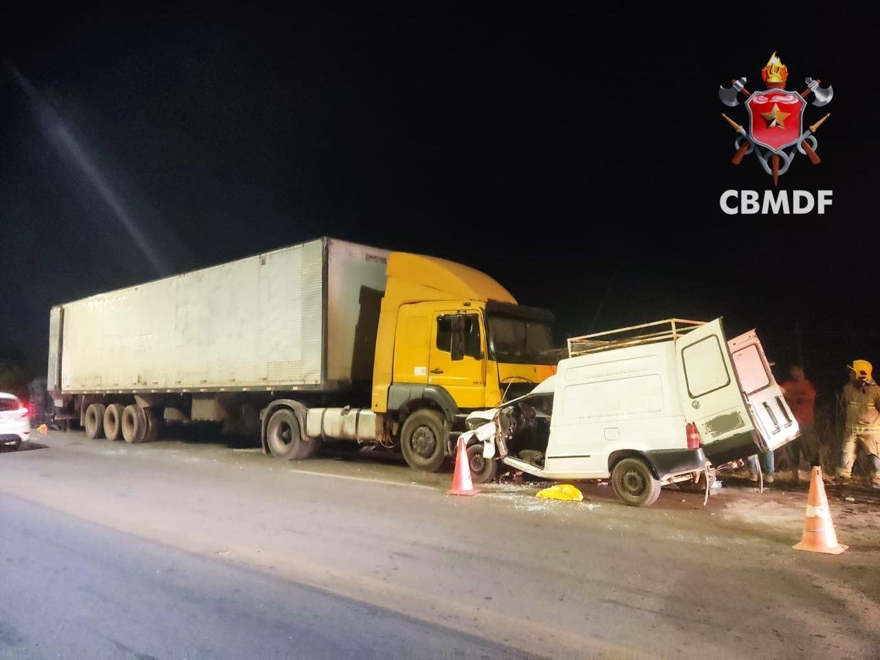 Colisão frontal entre carreta e carro deixa um ferido no Gama
