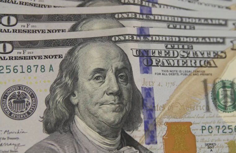 Dólar cai para R$ 5,42 e atinge menor valor em mais de um mês