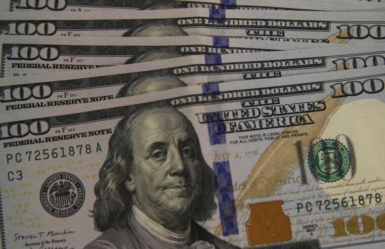 Dólar fecha abaixo de R$ 5,50 pela primeira vez em quase um mês