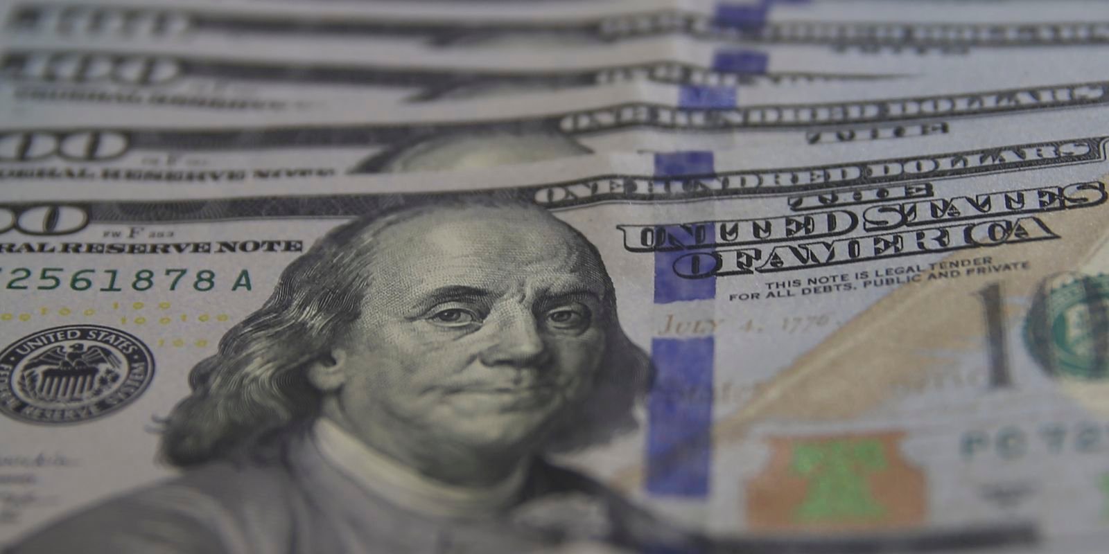 Dólar fica estável após prisão domiciliar de Bolsonaro e ata do Copom Dólar fica estável após prisão domiciliar de Bolsonaro e ata do Copom