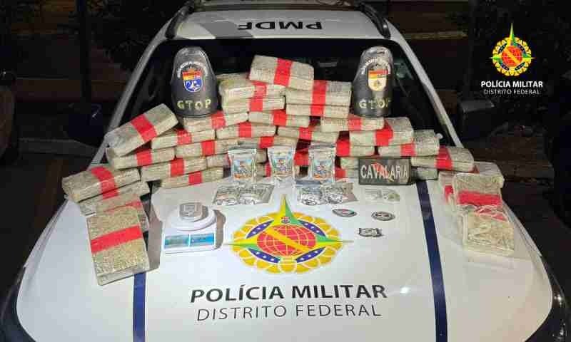 Dupla é presa com R$ 1 milhão em drogas no Recanto das Emas Dupla é presa com R$ 1 milhão em drogas no Recanto das Emas