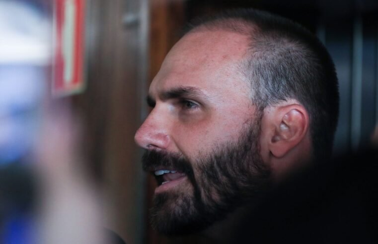 Eduardo Bolsonaro pede à Hugo Motta que possa exercer mandato dos EUA
