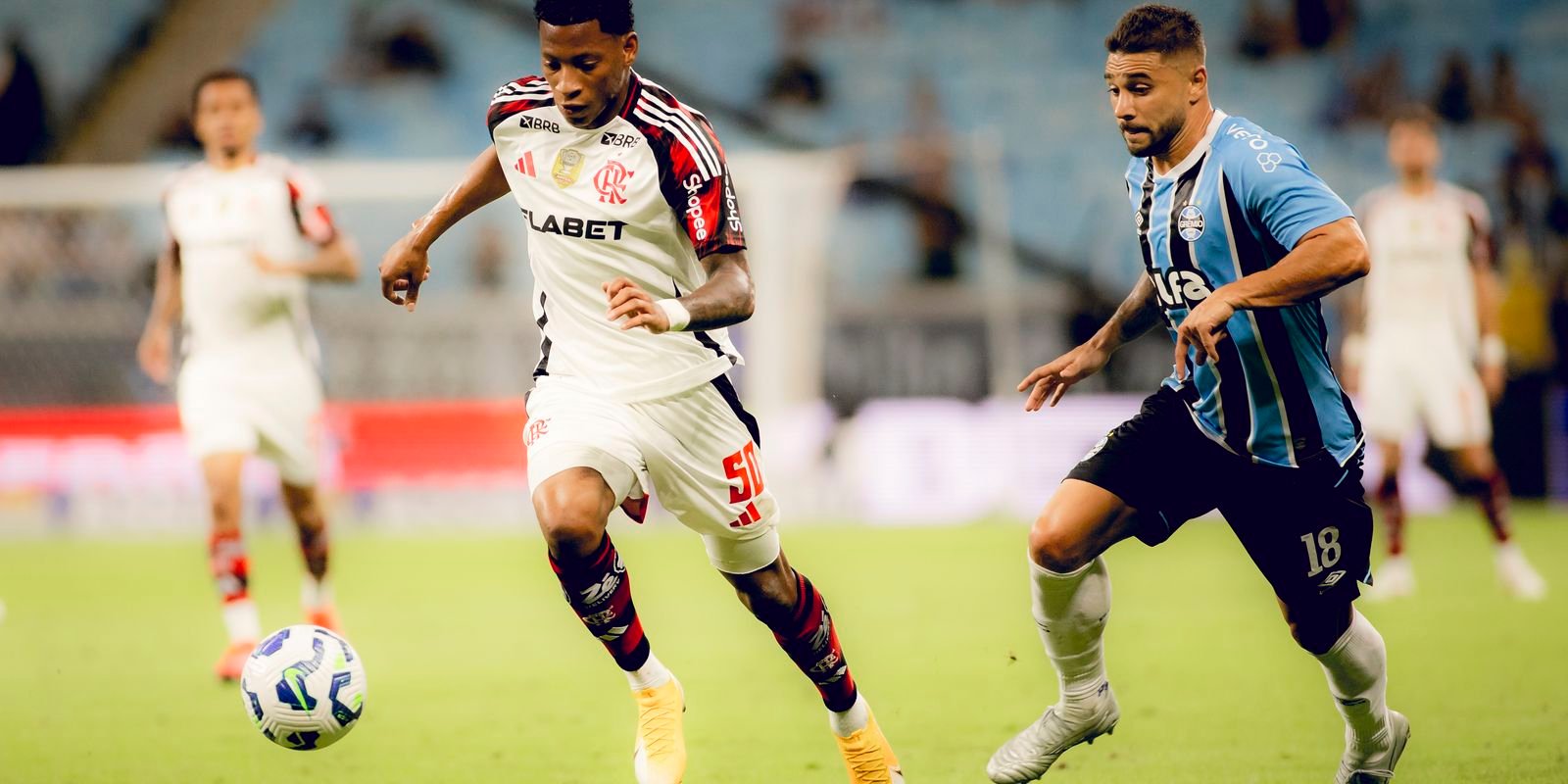 Em momentos distintos, Flamengo e Grêmio se enfrentam no Maracanã Em momentos distintos, Flamengo e Grêmio se enfrentam no Maracanã