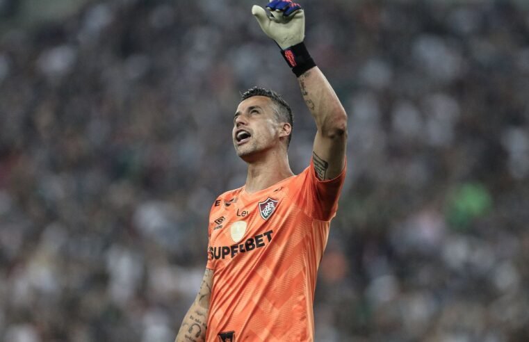 Fábio vira jogador com mais partidas disputadas no futebol mundial