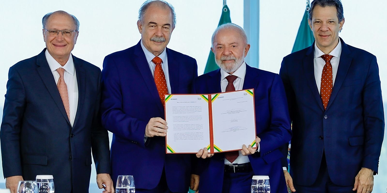 Governo anuncia R$ 12 bi de crédito para inovação da indústria 4.0 Governo anuncia R$ 12 bi de crédito para inovação da indústria 4.0