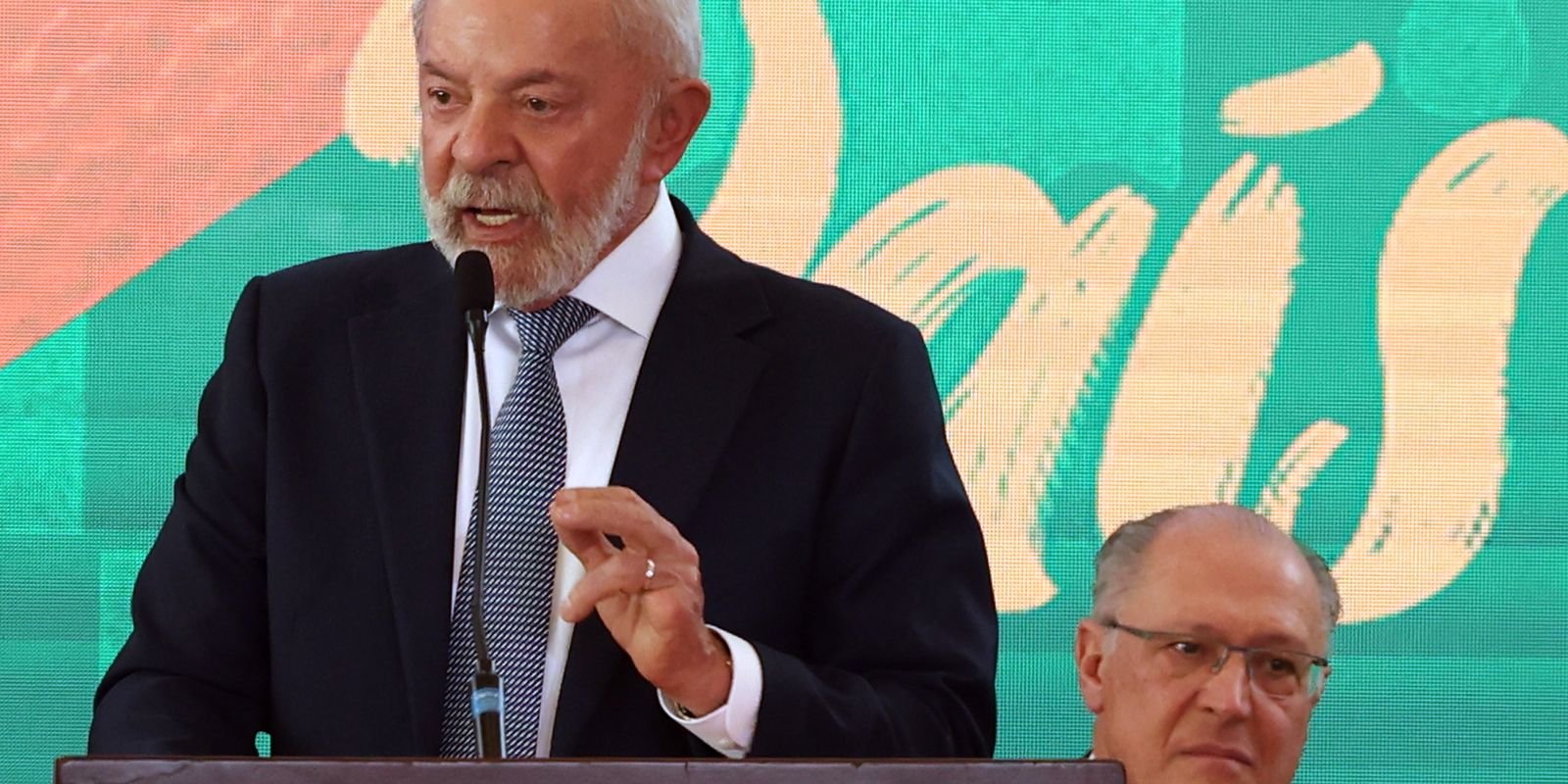 Governo anuncia R$ 30 bi em crédito para setores afetados por tarifaço