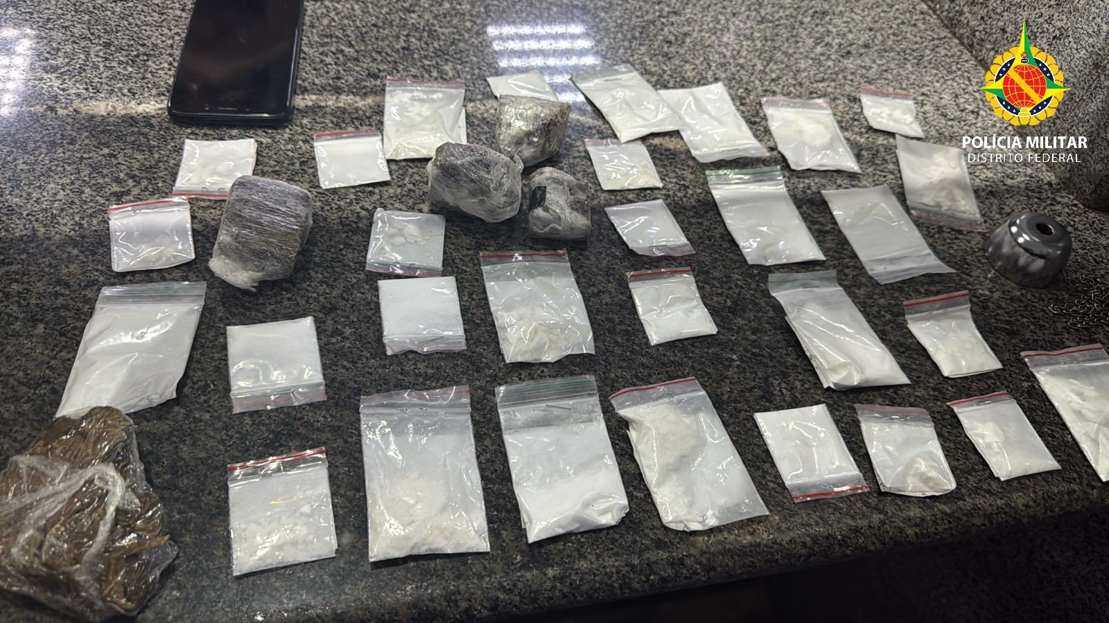 Homem é preso por tráfico de drogas nas mediações de um colégio na SGAN Homem é preso por tráfico de drogas nas mediações de um colégio na SGAN