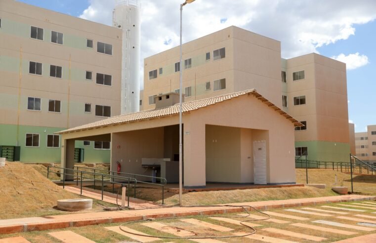 Ibaneis entrega mais 704 moradias no Itapoã Parque e anuncia duplicação de via na região