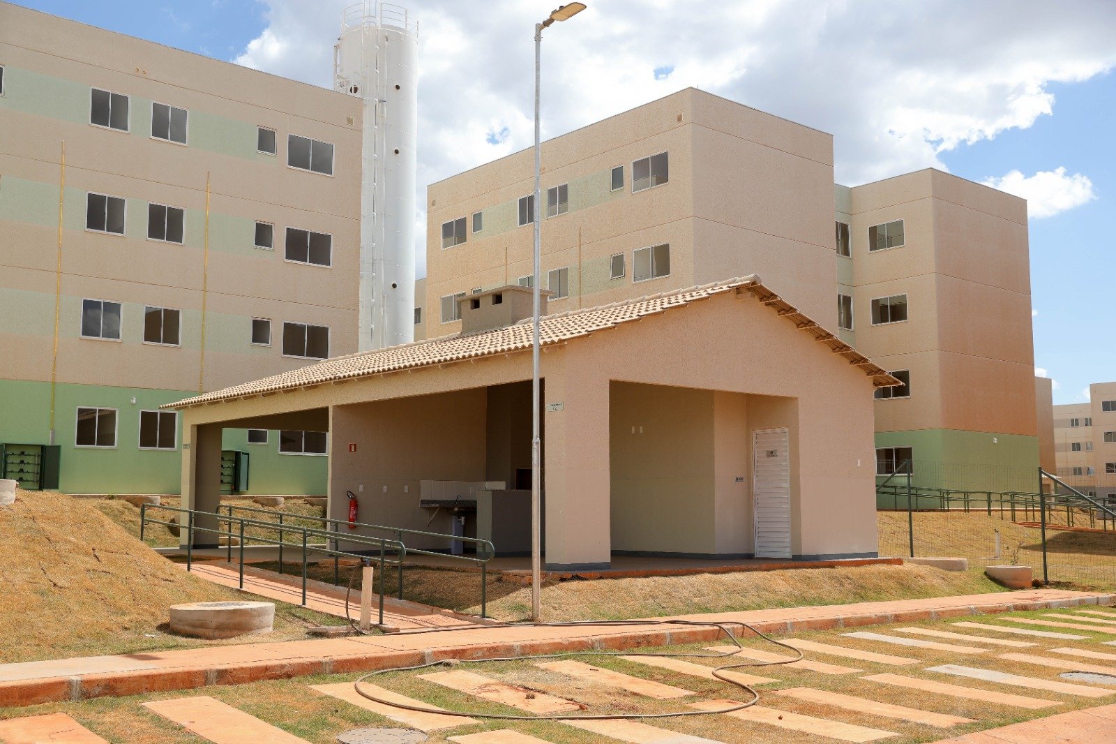 Ibaneis entrega mais 704 moradias no Itapoã Parque e anuncia duplicação de via na região Ibaneis entrega mais 704 moradias no Itapoã Parque e anuncia duplicação de via na região