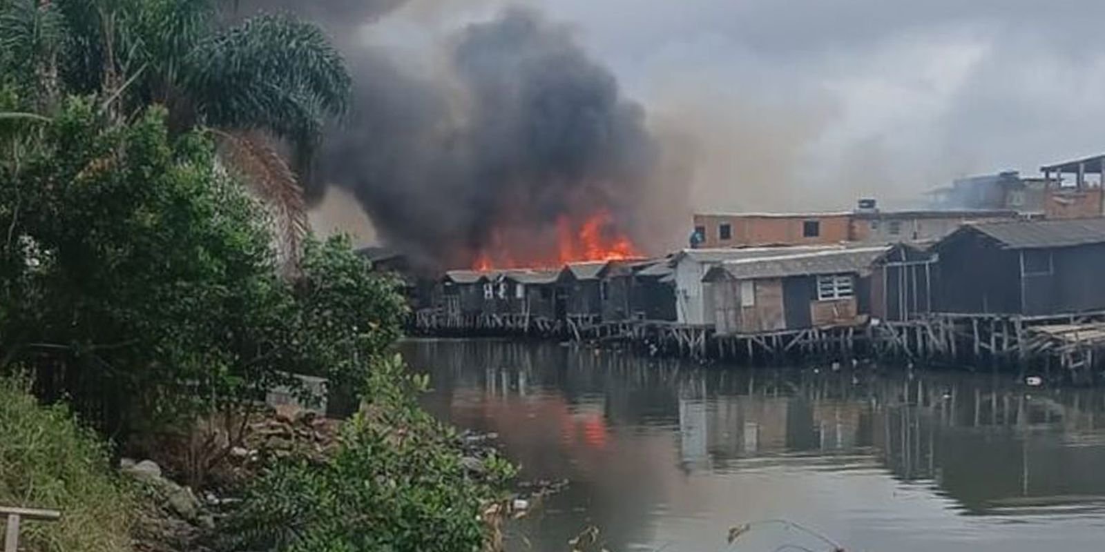 Incêndio volta a atingir comunidade em Santos e deixa feridos Incêndio volta a atingir comunidade em Santos e deixa feridos