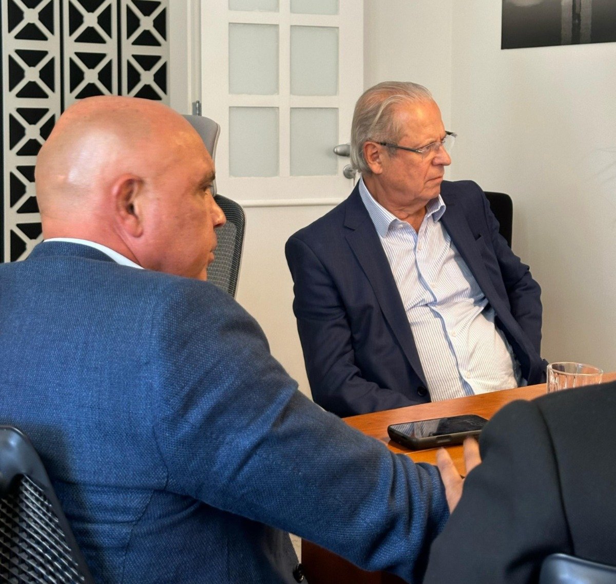 José Dirceu é procurado para negociar aumento às forças de segurança do DF José Dirceu é procurado para negociar aumento às forças de segurança do DF