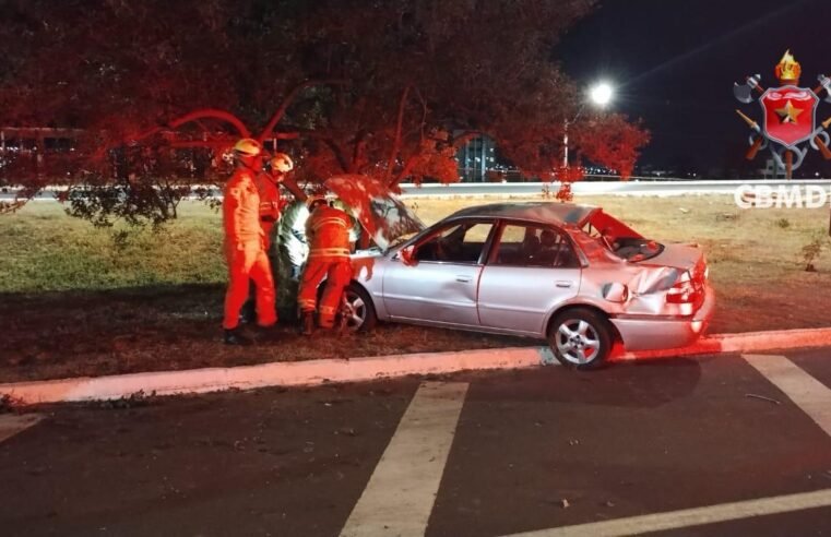 Jovem fica gravemente ferido após capotamento em frente ao DF Plaza