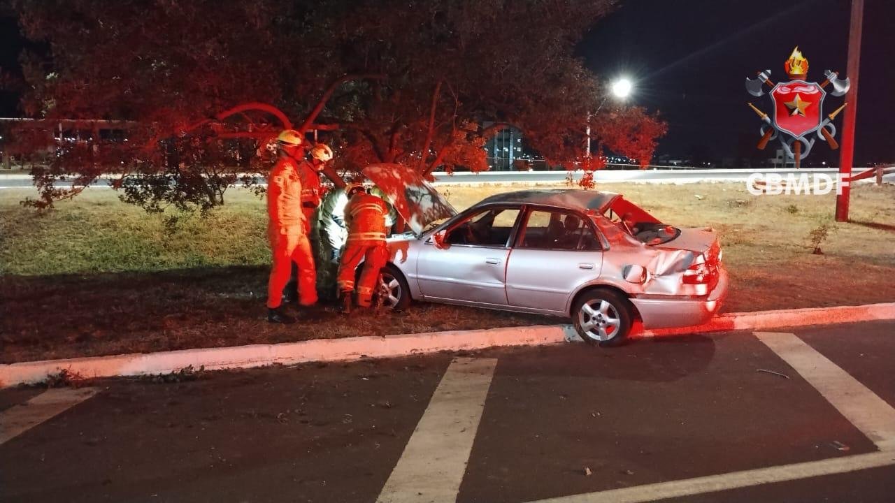 Jovem fica gravemente ferido após capotamento em frente ao DF Plaza Jovem fica gravemente ferido após capotamento em frente ao DF Plaza
