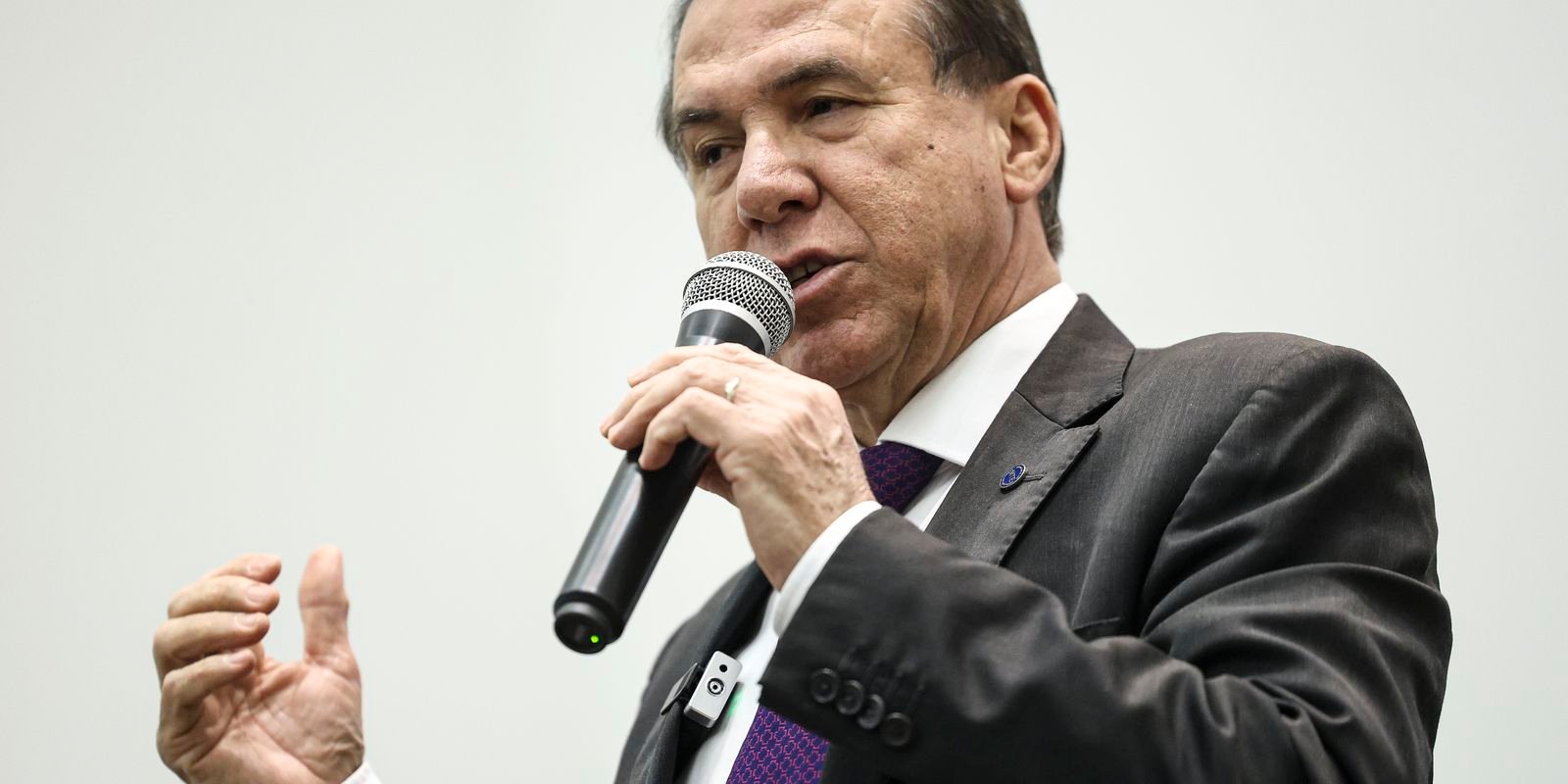 Juro alto preocupa mais que tarifaço, diz Luiz Marinho Juro alto preocupa mais que tarifaço, diz Luiz Marinho