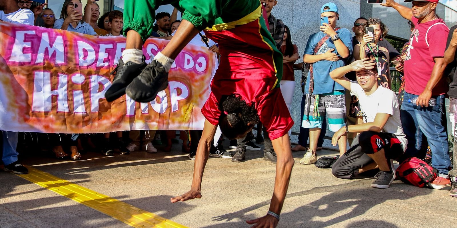 Livro mostra que hip hop conquistou mercados sem perder origem de luta Livro mostra que hip hop conquistou mercados sem perder origem de luta