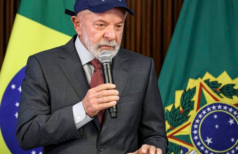 Lula defende regulação de big techs durante reunião ministerial
