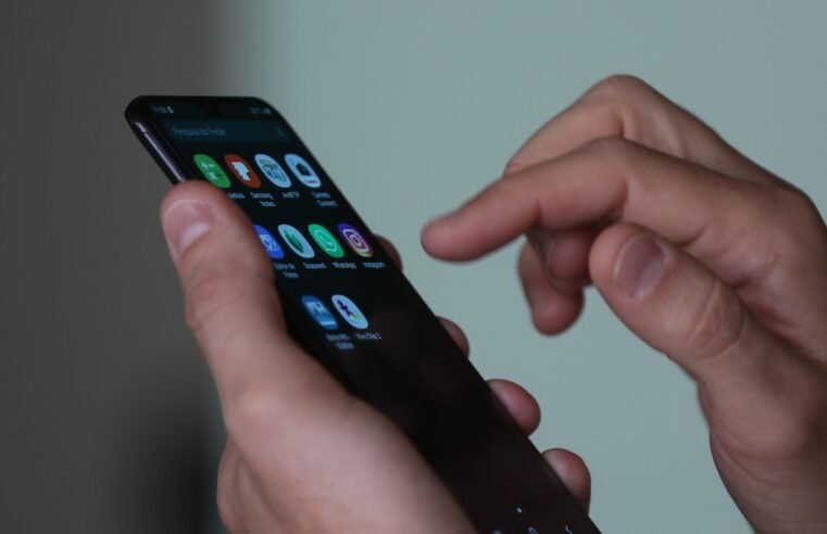 Mais de 300 celulares são apreendidos em mercado popular do Rio