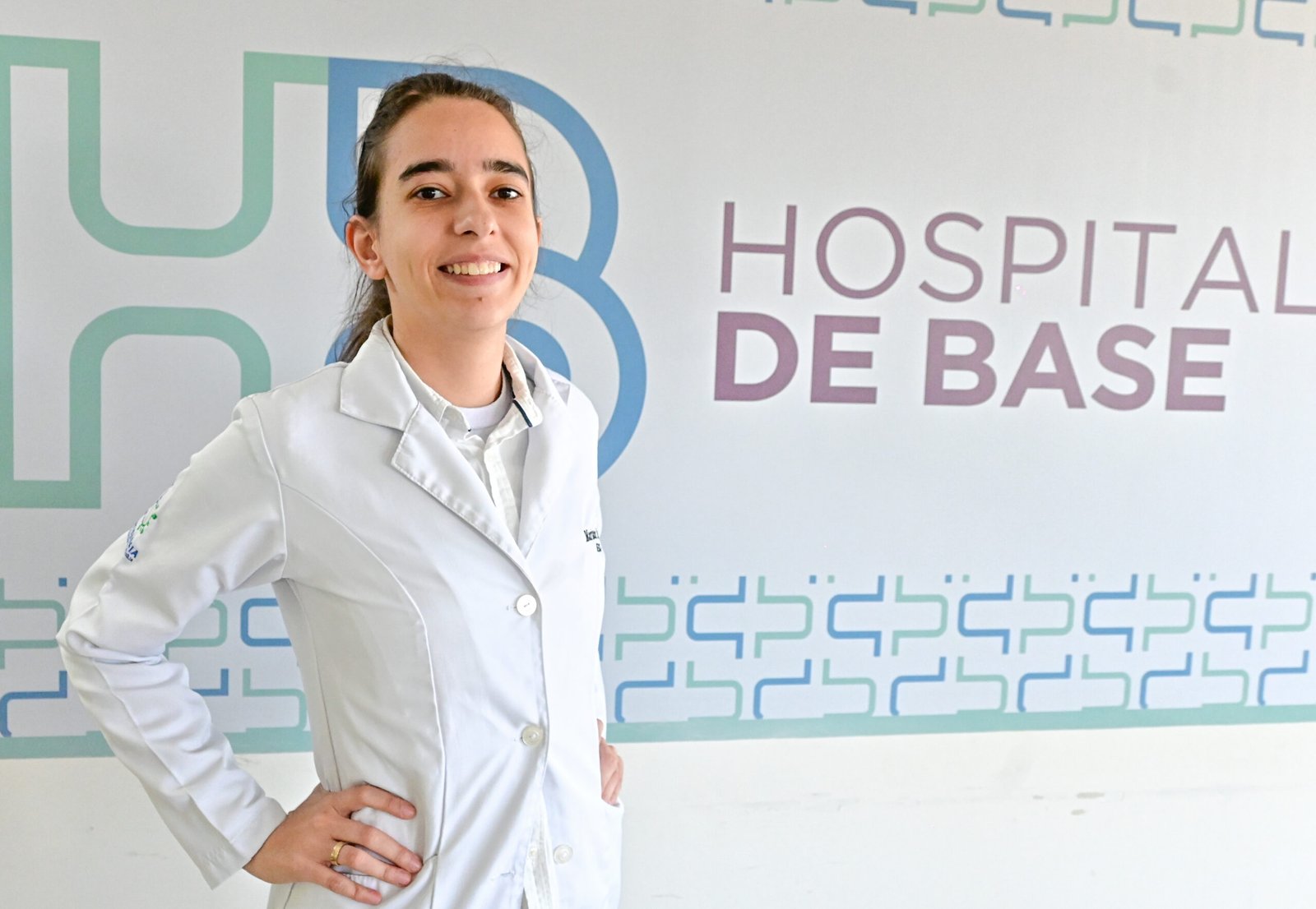 Médica supera tumor cerebral e retribui trabalhando no Hospital de Base Médica supera tumor cerebral e retribui trabalhando no Hospital de Base