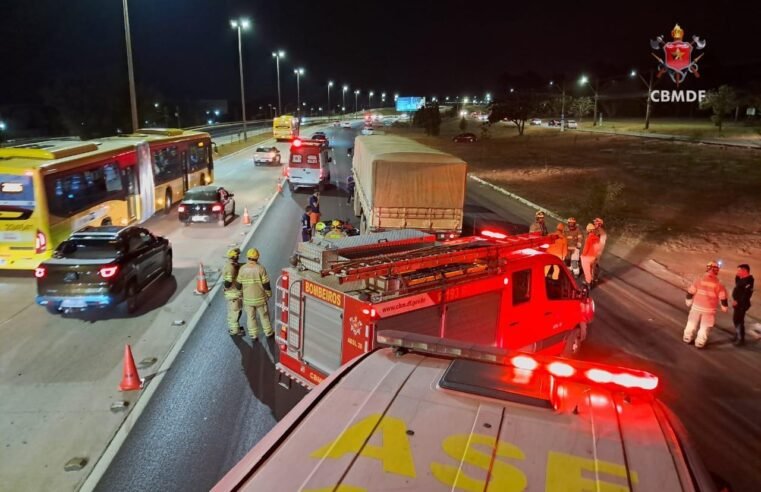 Motociclista fica gravemente ferida em colisão com carreta na EPIA Sul
